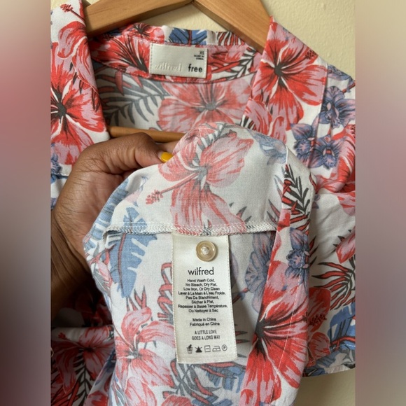 Wilfred Free Aritzia Collared Hibiscus Floral Button Size XS 
Cropped Boxy Fit - Picture 6 of 7